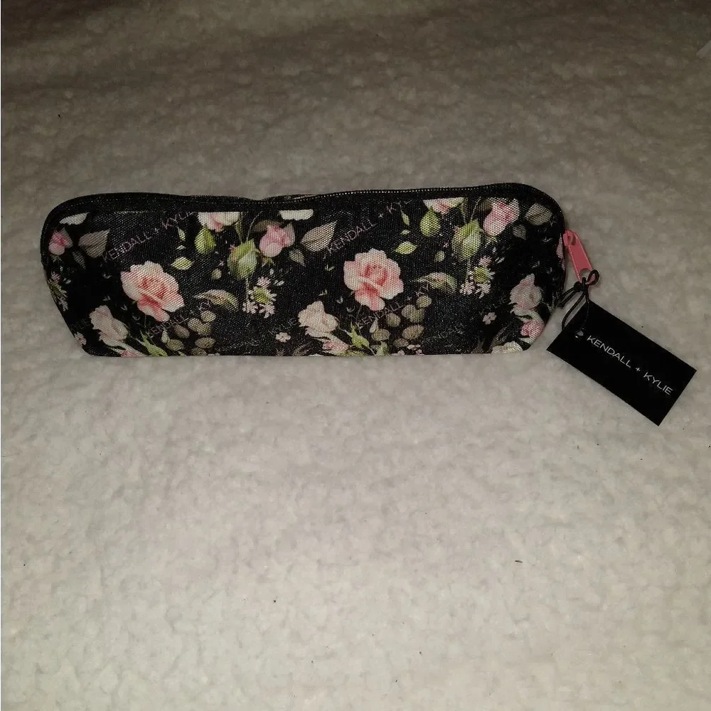 🆕️🎈🎈🎈🎉Kendall + Kylie Multi Purpose Cosmetic Pouch Floral 🌸 Print